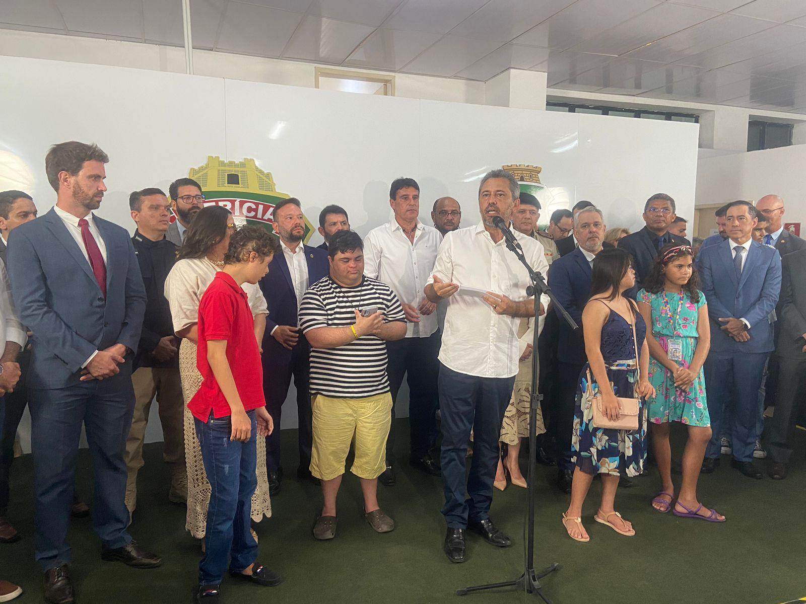 Governador Elmano de Freitas lançou a Carteira de Identidade Nacional (CIN) no Ceará, nesta quinta-feira (11)