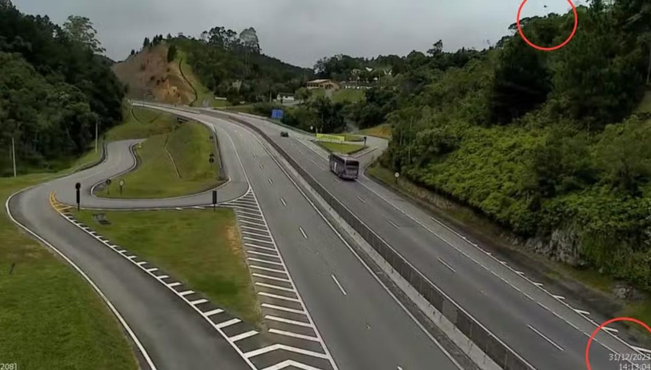 Captura de tela de vídeo de câmera de segurança da Rodovia dos Tamoios, que mostra possível imagem de helicóptero desaparecido em São Paulo
