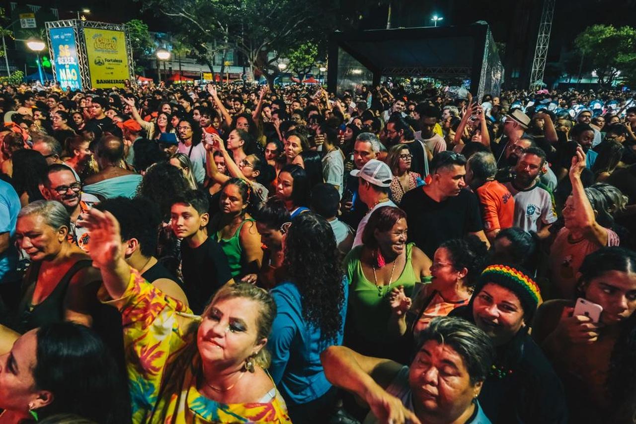 Público lotou a Praça do Ferreira para acompanhar os shows do bloco Luxo da Aldeia e do grupo Olodum