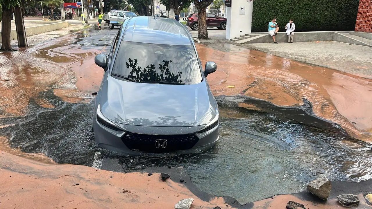 Imagem mostra carro caído dentro de buraco que se abriu na rua Barbosa de Freitas, na manhã de 15 de janeiro de 2024, em Fortaleza. Asfalto alagado cede e carro cai em buraco em bairro nobre de Fortaleza