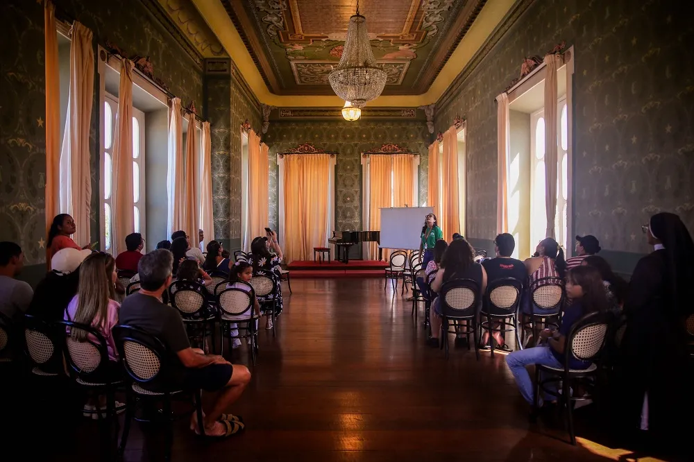 Público atento às minúcias da Sala Izaíra Silvino (Foyer)