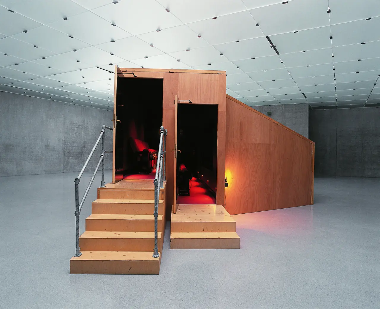 Além de filmes e textos, obras e instalações também orientam o laboratório em curadoria; na imagem, a instalação artística 