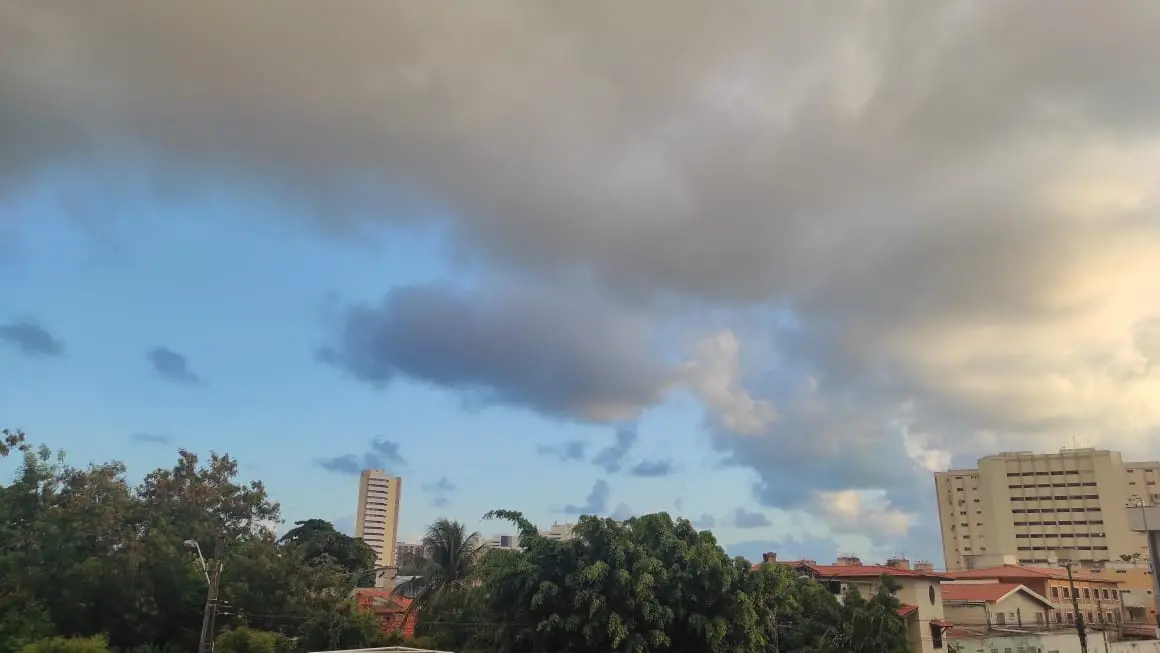 Imagem mostra fumaça de incêndio no Parque Estadual do Cocó chegando ao bairro São Gerardo, em 18 de janeiro de 2024. Incêndio no Parque do Cocó não tem previsão para acabar; Corpo de Bombeiros segue combatendo fogo