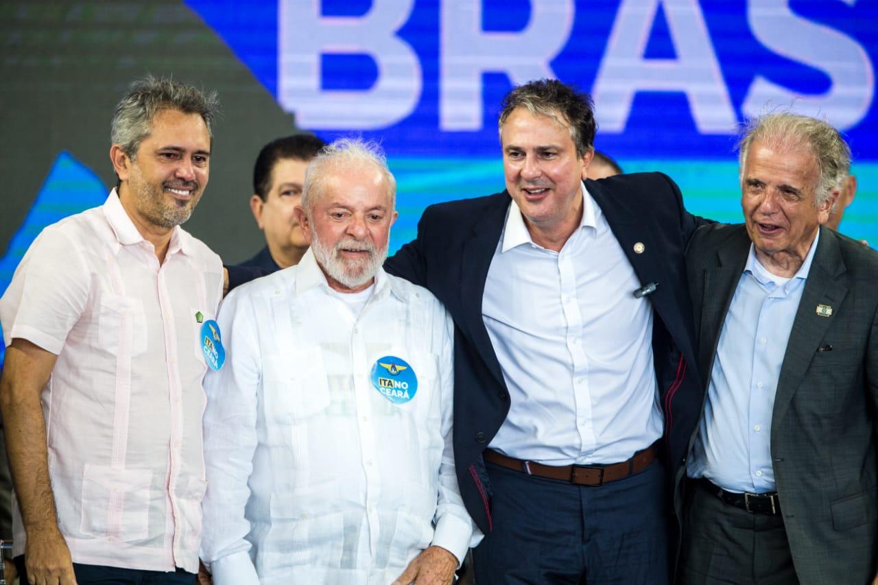 Lula ao lado do governador Elmano de Freitas e dos ministros Camilo Santana e José Múcio
