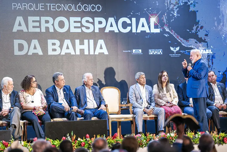 Presidente Lula na cerimônia de assinatura do acordo de parceria para a implantação do Parque Tecnológico Aeroespacial da Bahia