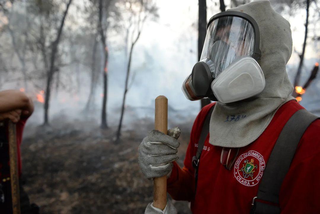 Governador Elmano de Freitas parabenizou as equipes dos bombeiros, brigadistas da Secretaria do Meio Ambiente e policiais militares do Batalhão de Polícia do Meio Ambiente pela ação de controle do fogo