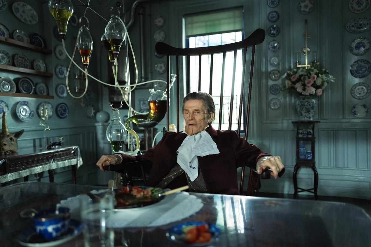 Dr. Godwin Baxter (Willem Dafoe) é cientista reconhecido como brilhante e insano pelos pares