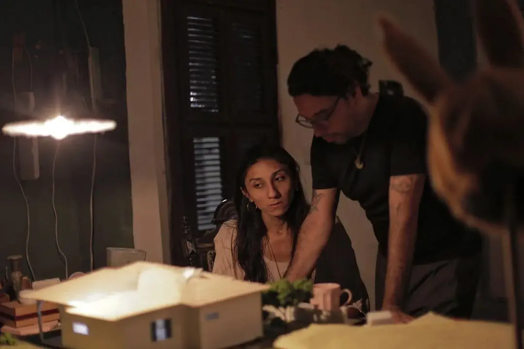 A atriz Yasmin Salvador e Bruno Lobo La Loba no set do curta 