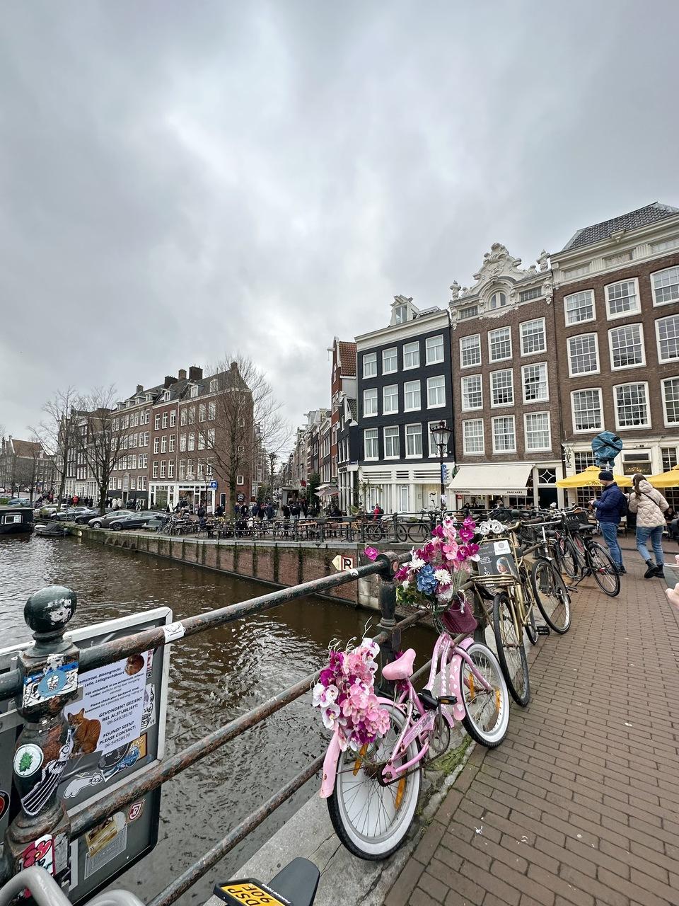 Todo lugar é parada para as bicicletas que dominam a capital holandesa