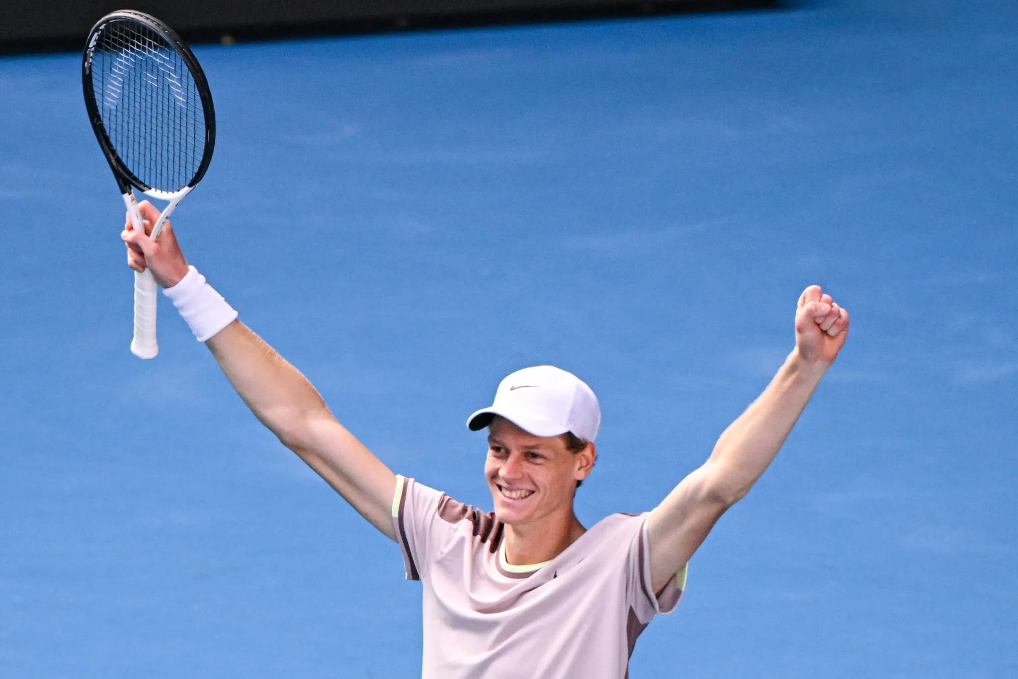 Sinner, número 4 do mundo, vai enfrentar na final o vencedor do duelo entre o russo Daniil Medvedev (3º) e o alemão Alexander Zverev (6º)