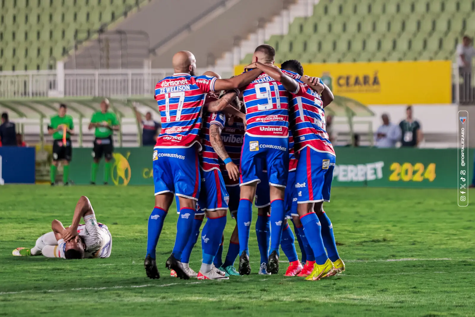 Elenco do Fortaleza comemora gol