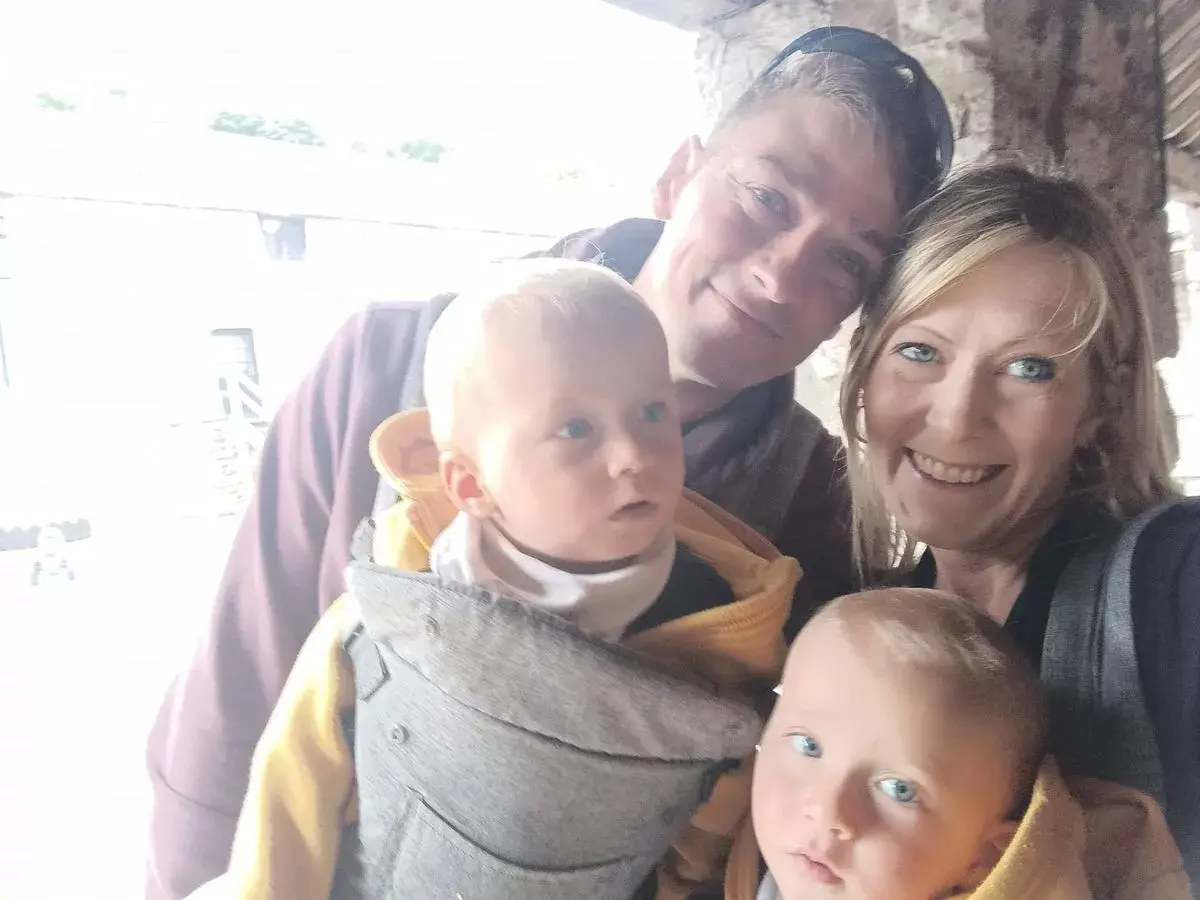 Família com gêmeos com doença rara