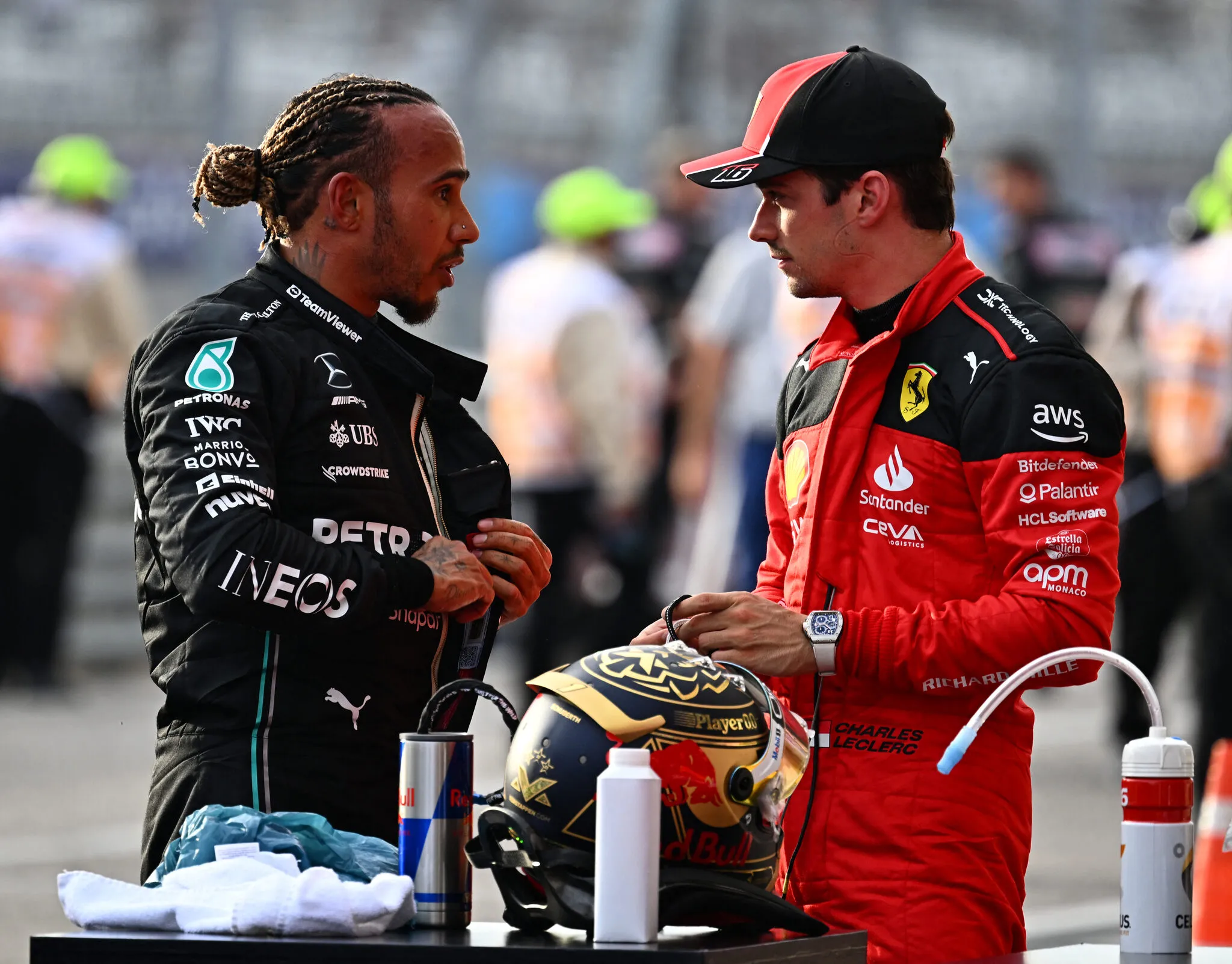 Hamilton e Leclerc pelas suas respectivas equipes