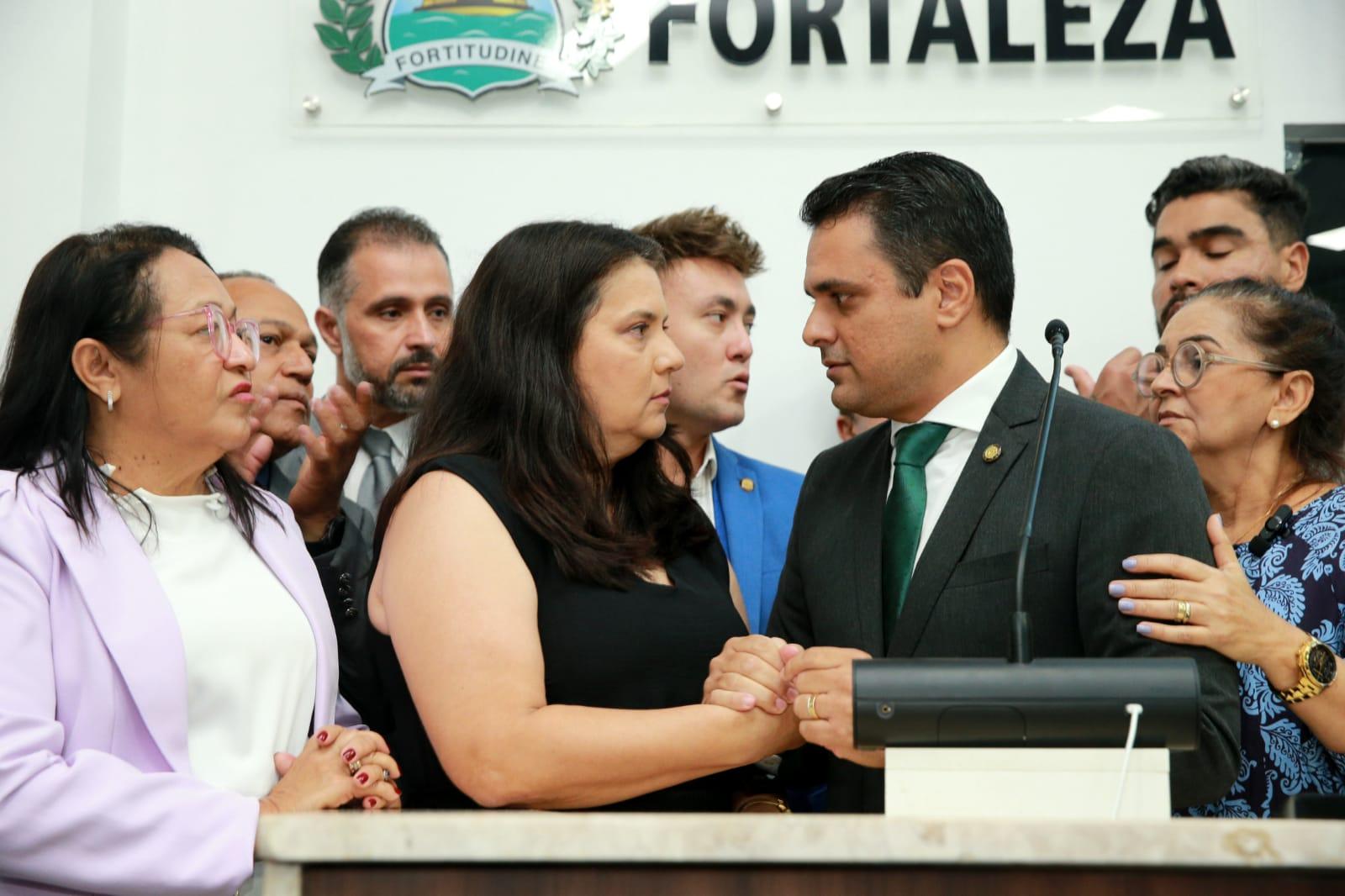 Gardel Rolim e Cláudia Gomes em retorno à tribuna da Câmara após confusão