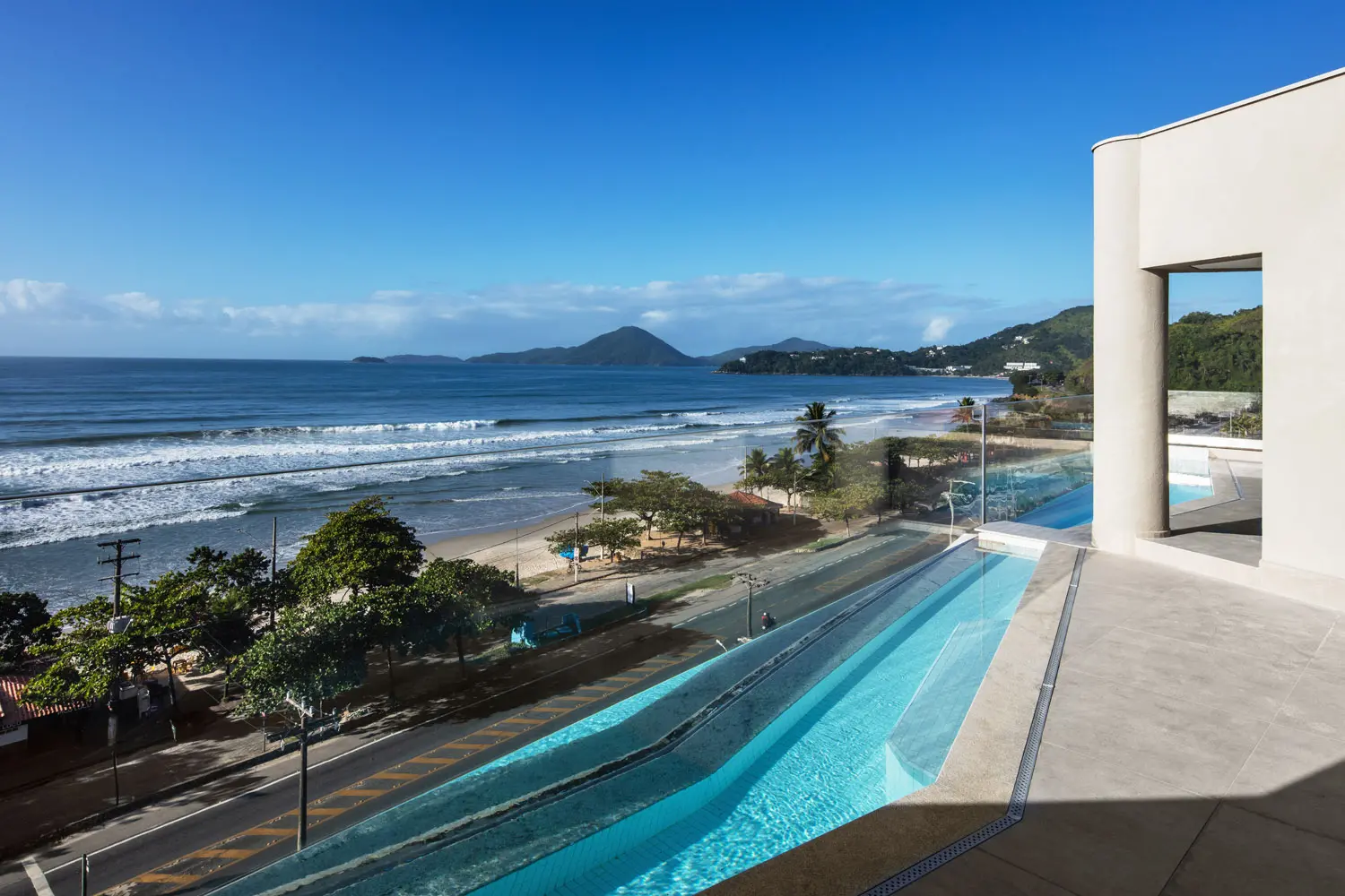 Foto de apartamento que tem piscina na sacada em Ubatuba