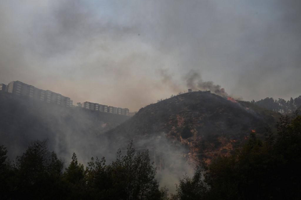 Vista de um incêndio florestal que afetou as colinas em Quilpe, Viña del Mar, Chile