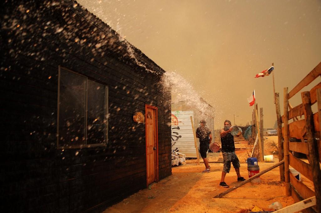 Um homem apaga um incêndio florestal que afeta as colinas na comuna de Quilpe, região de Valparaíso, Chile, em 3 de fevereiro de 2024.