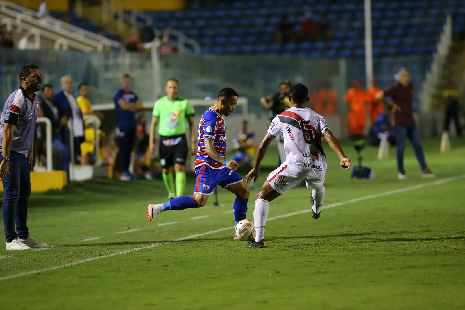 Atletas de Clássico das Cores disputam bola