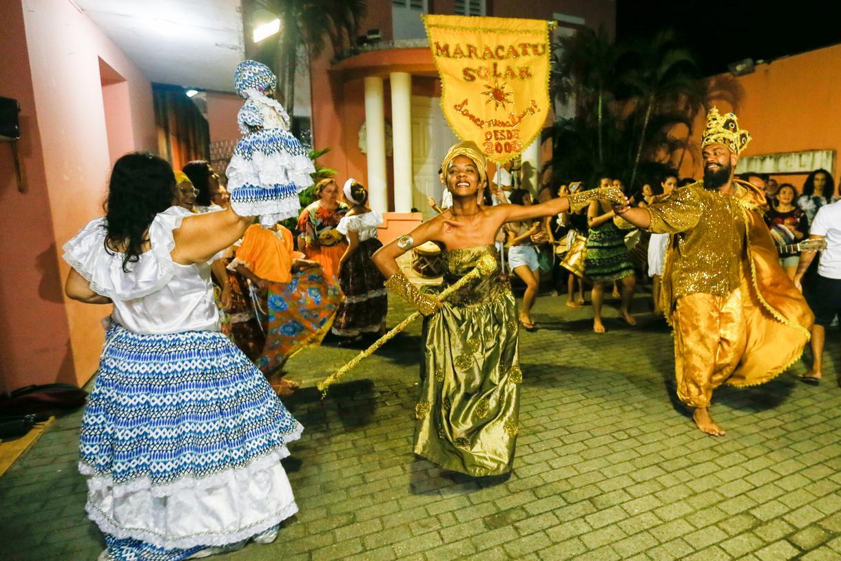 Maracatu Solar é uma das agremiações da expressão tradicional que atua em Fortaleza