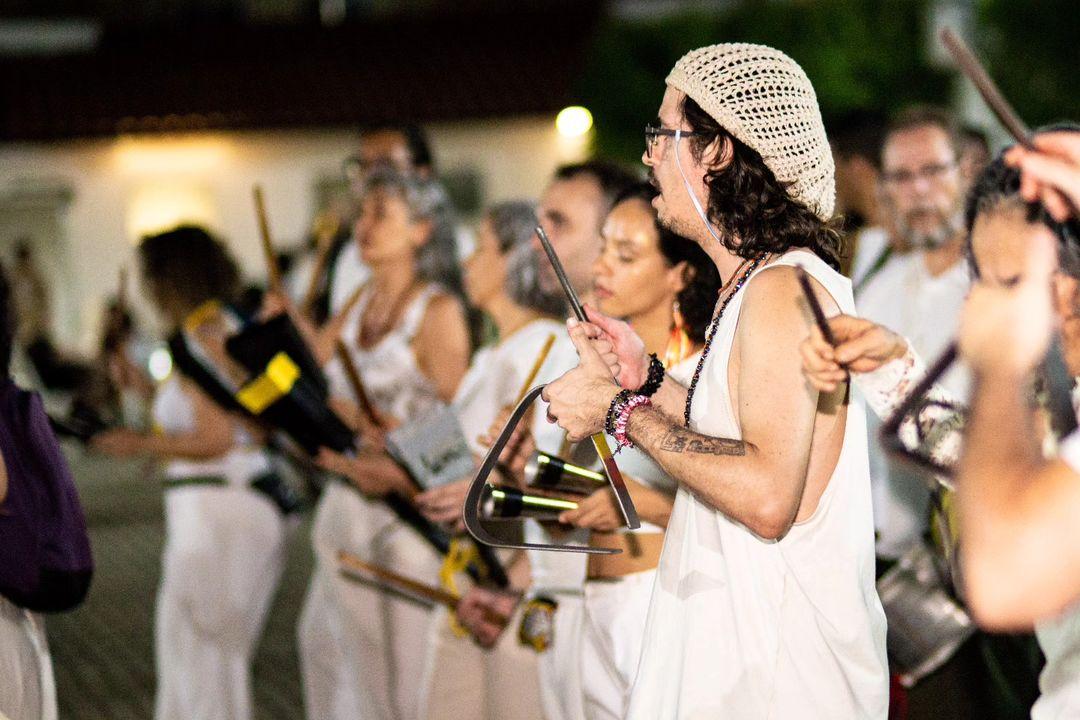 Oficinas de dança, batuque, regência, canto, artesanias e figurinos são ofertadas pelo Solar ao longo do ano em preparação prévia ao desfile