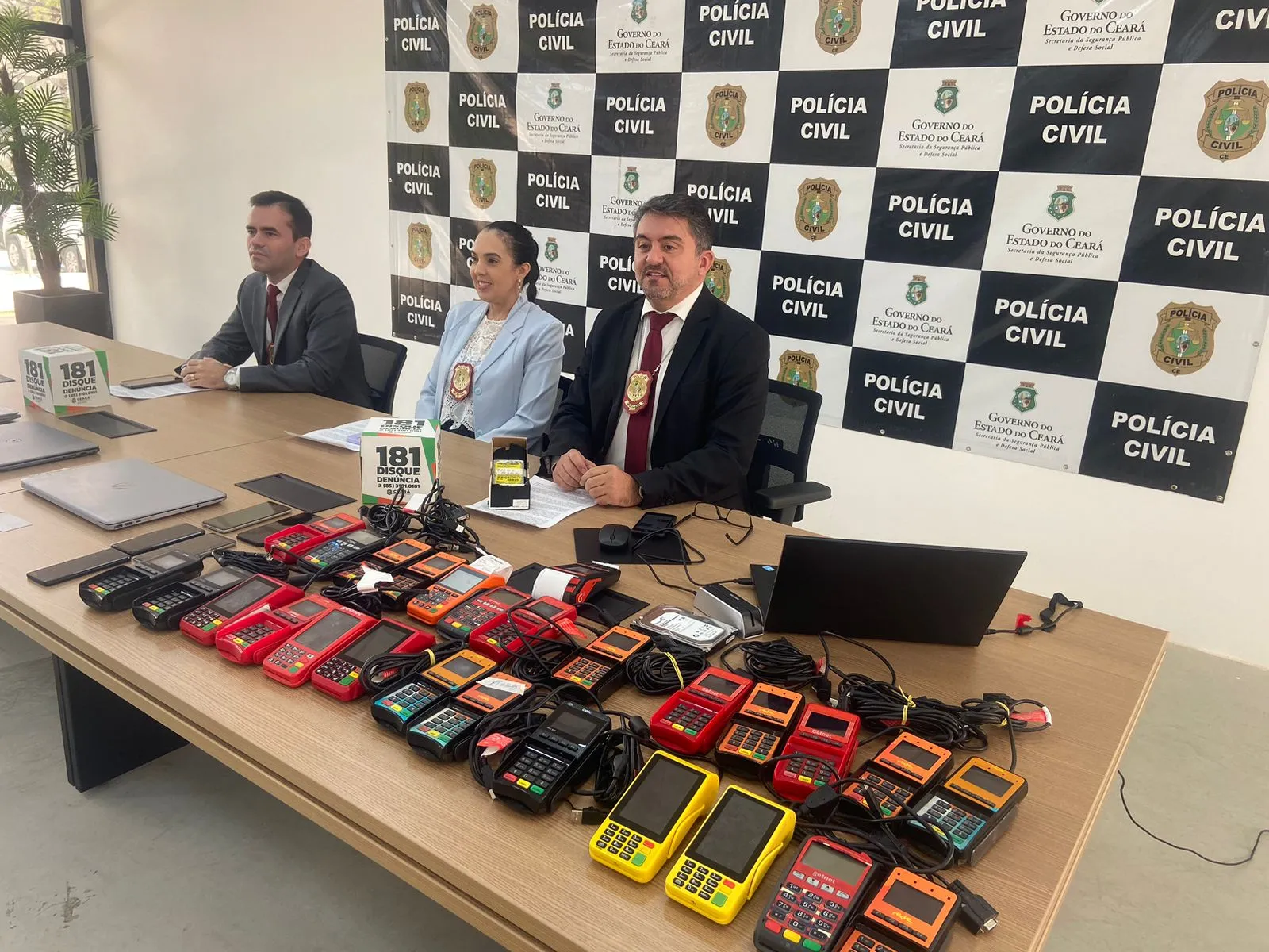 Com os suspeitos foram apreendidos mais de 42 cartões de crédito, 25 maquinetas para utilização de cartões de crédito e débito, seis celulares e quatro notebooks