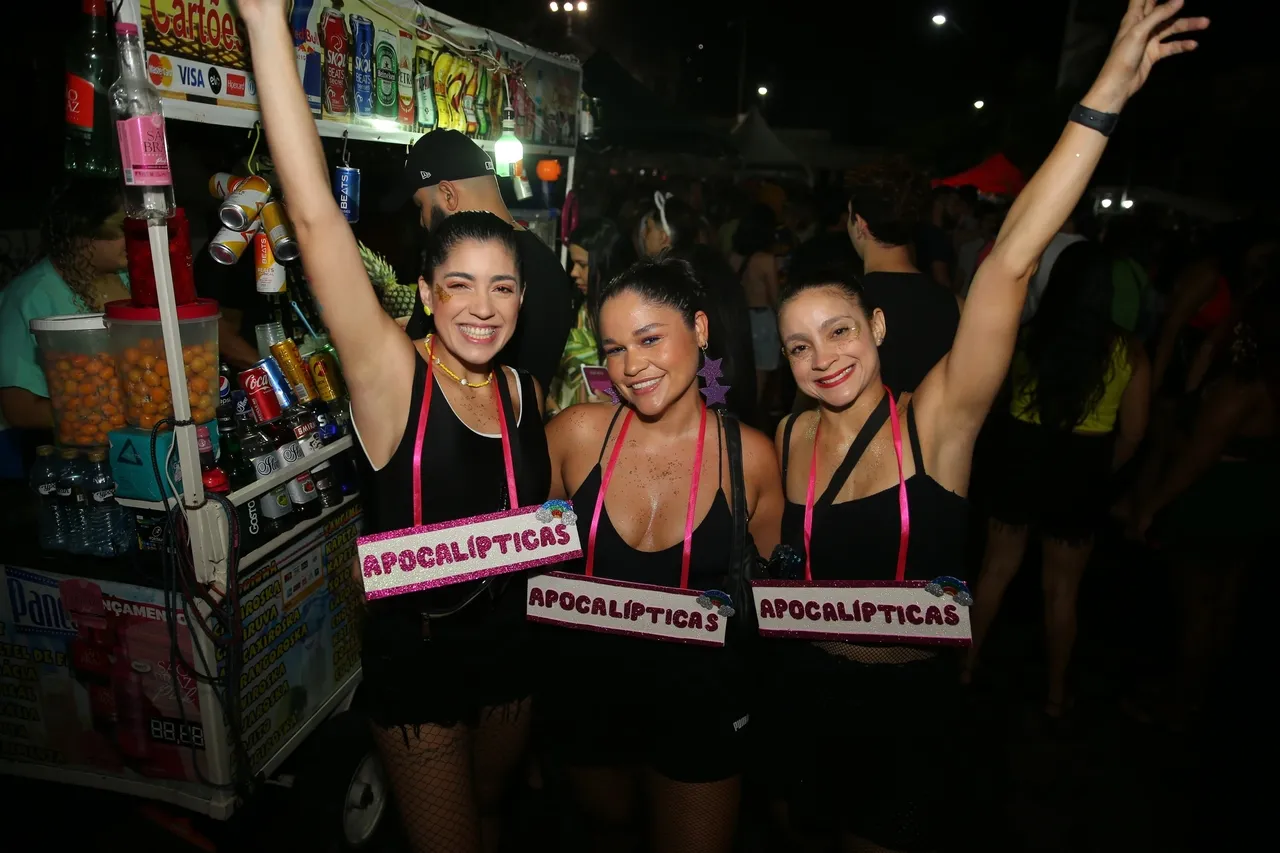 Dianna combinou com as amigas de incorporar o meme 'apocalípticas'
