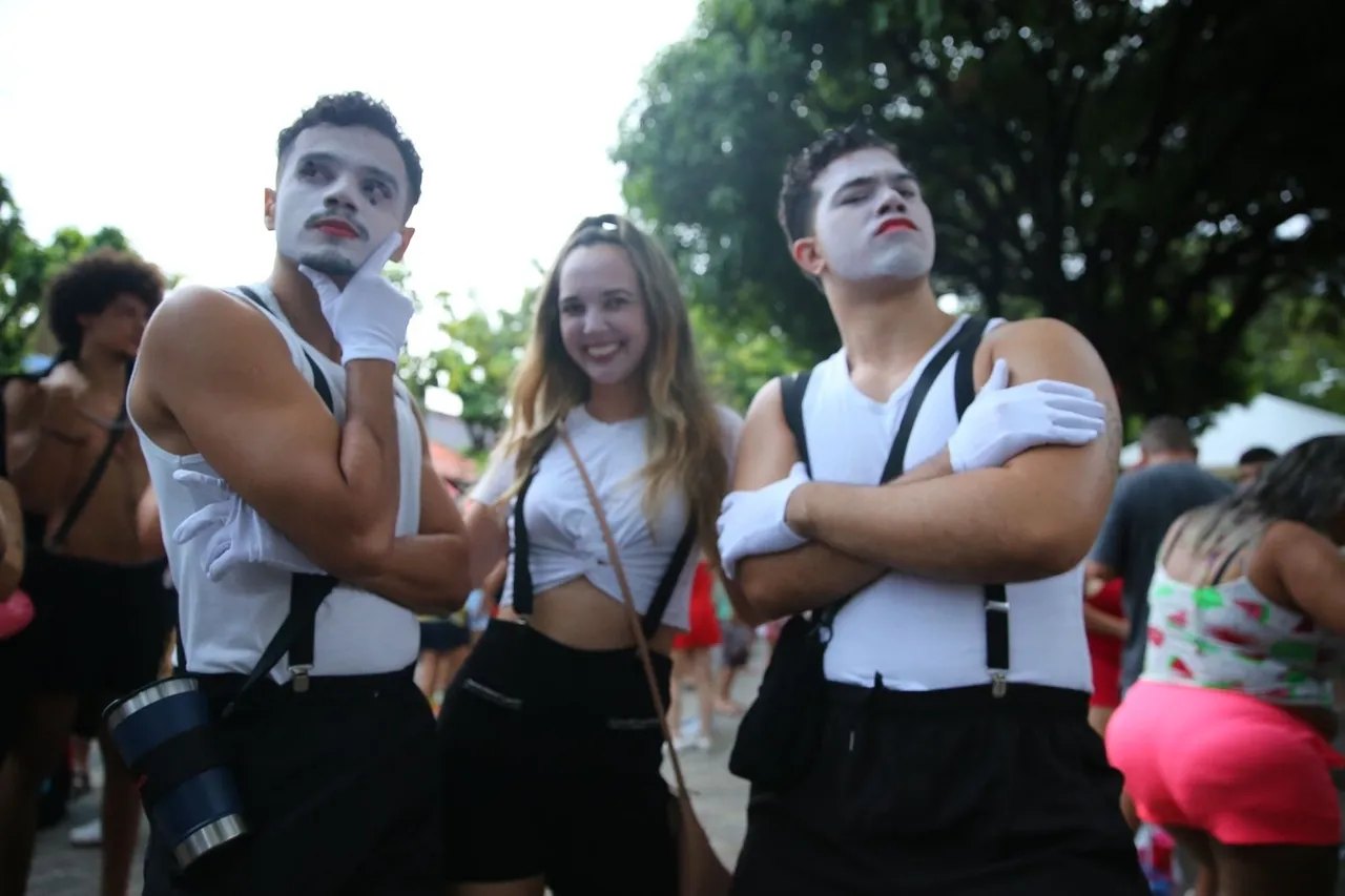 Marcello Marreiro, Mayara Falcão e Mateus Carneiro foram fantasiados de mímicos para a festa na Gentilândia