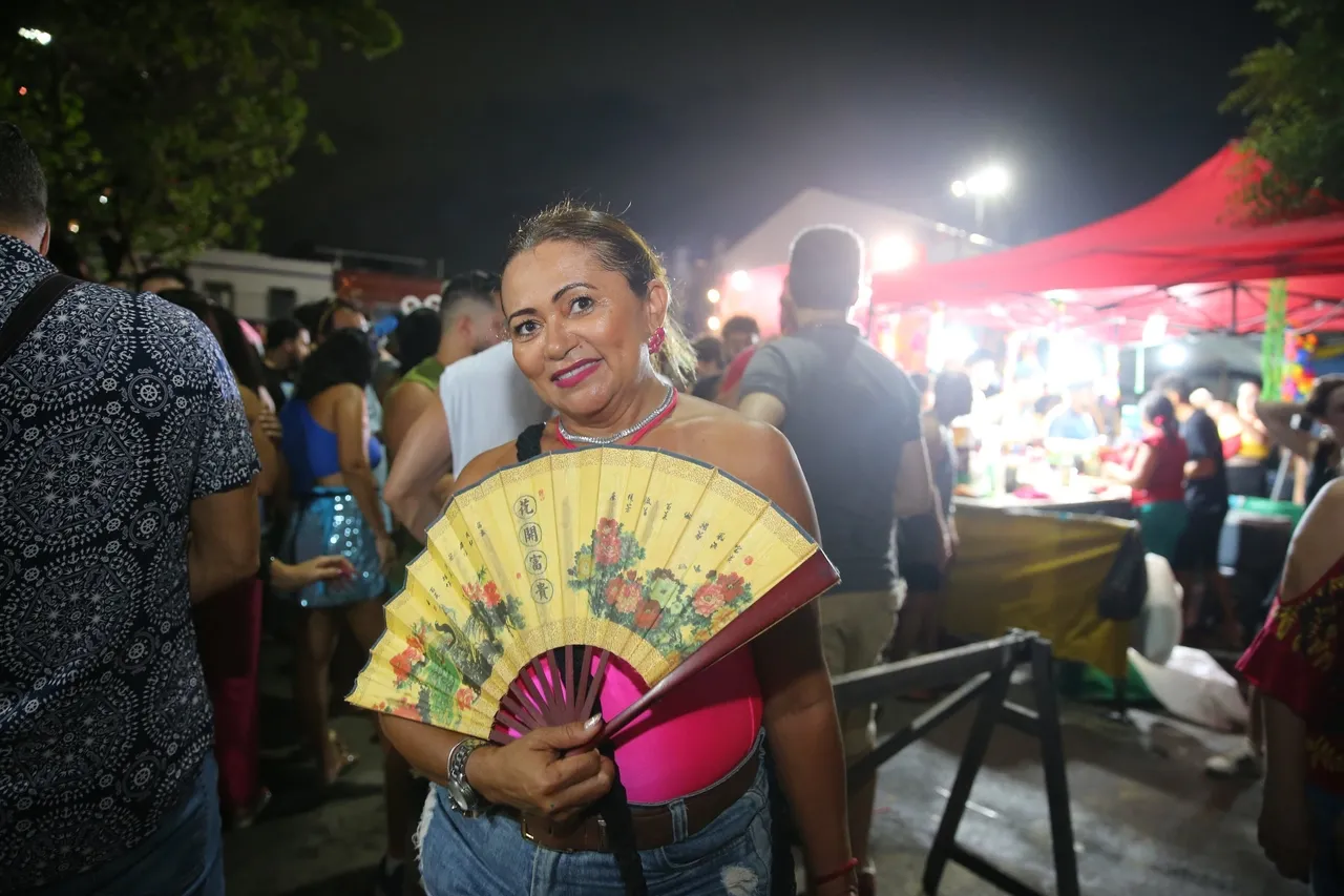 Leque também virou adereço de beleza no Carnaval de Fortaleza