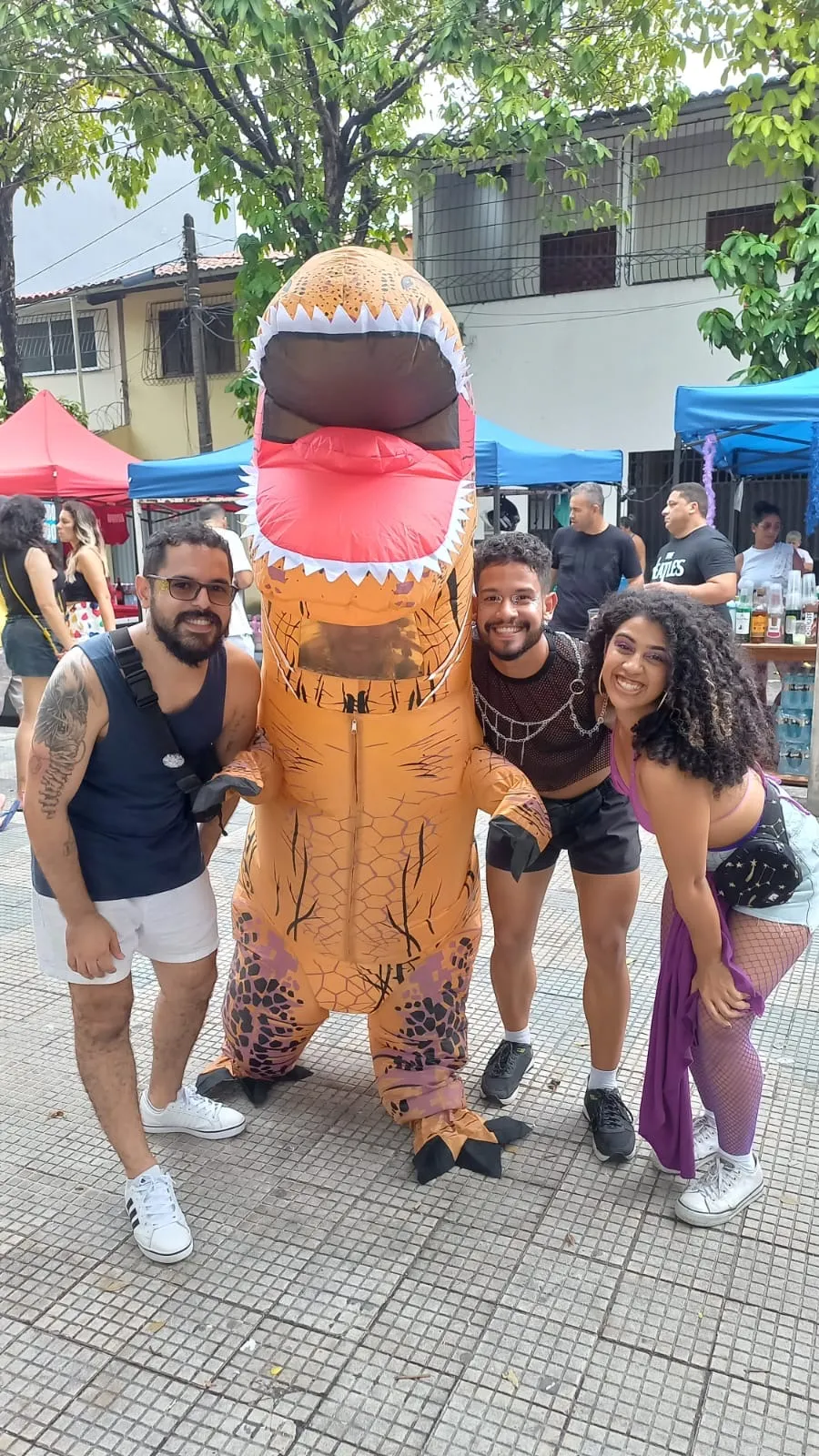 Isa Brisa deixou a vergonha de lado e resolveu ir vestida de dinossauro para entrar no clima da folia
