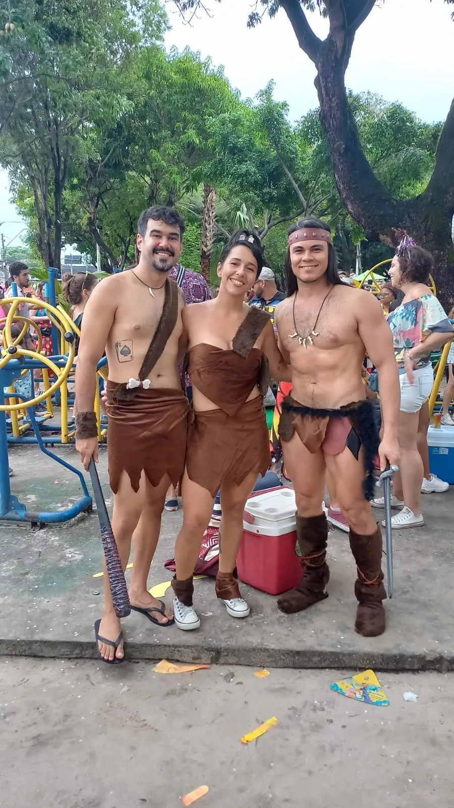 George, Allana e Francisco estiveram entre os foliões que pensaram em fantasias coletivas para a festa