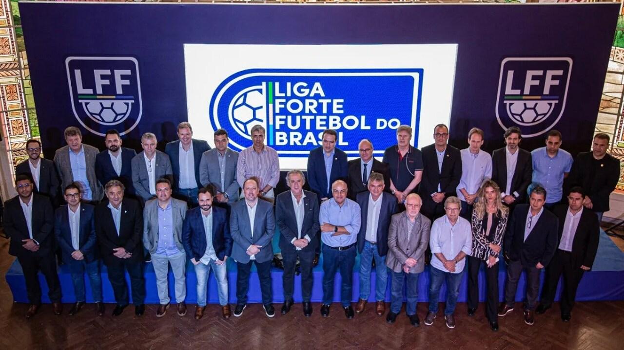 Foto com membros da Liga Forte Futebol
