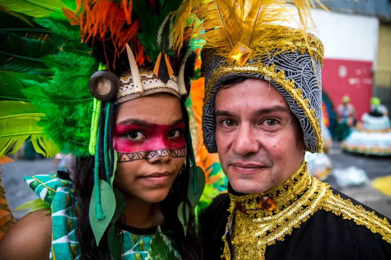 Gaia Luiza Viana e Clayson Viana, filha e pai, desfilam juntos em alas diferentes do maracatu Vozes da África