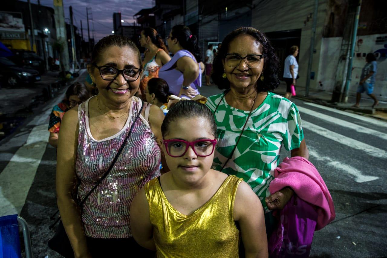 As irmãs Ivone Carneiro e Norma Célia foram apresentadas ao maracatu pela mãe e pela avó e, agora, convidam a sobrinha-neta Laura Carolina para se encantar com a tradição