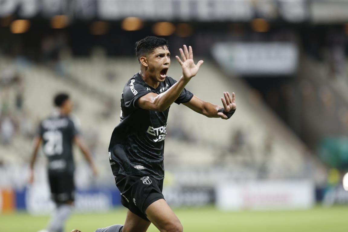 O atacante Erick Pulga comemora seu quinto gol na temporada pelo Ceará no empate em 1 a 1 contra o Altos-PI