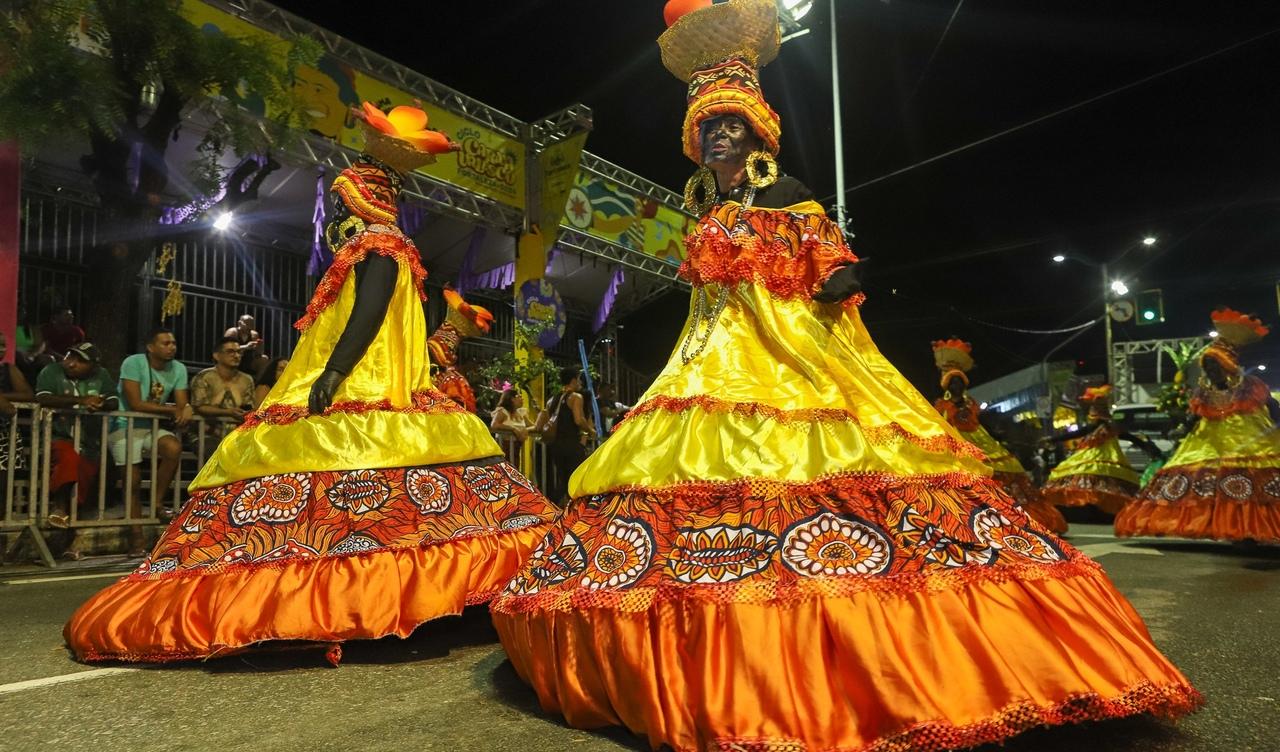 Maracatus desfilaram na av. Domingos Olímpio no sábado e domingo de Carnaval