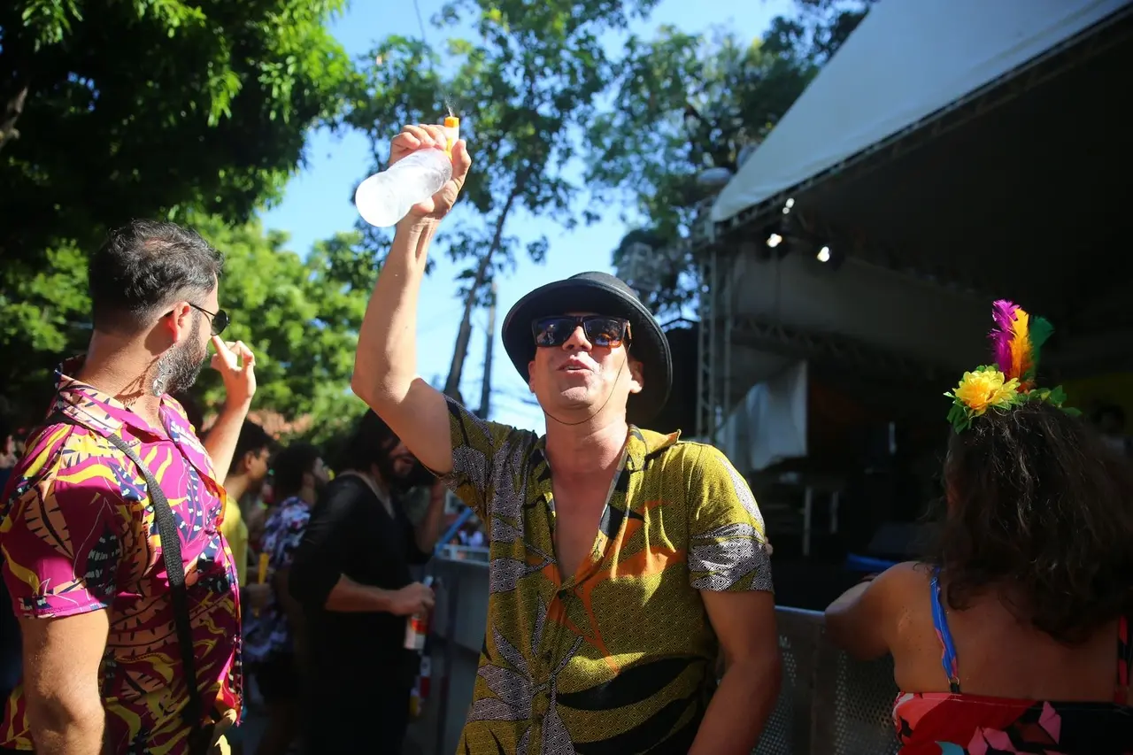 Mesmo com as chuvas, calor levou à popularização de acessórios como borrifadores de água e leques nas ruas de Fortaleza