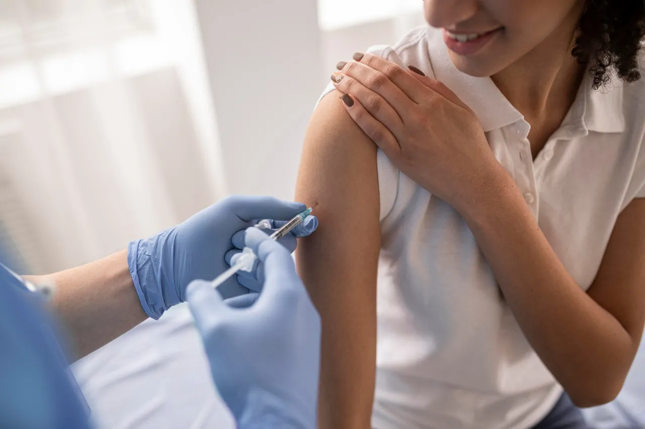 Melhor forma de prevenir o HPV é por meio da vacina nonavalente