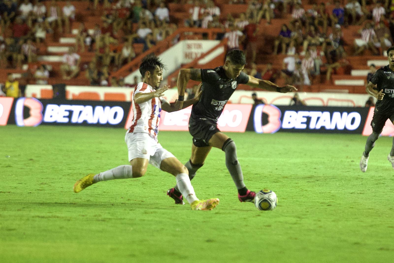Atletas de Ceará e Náutico disputam bola