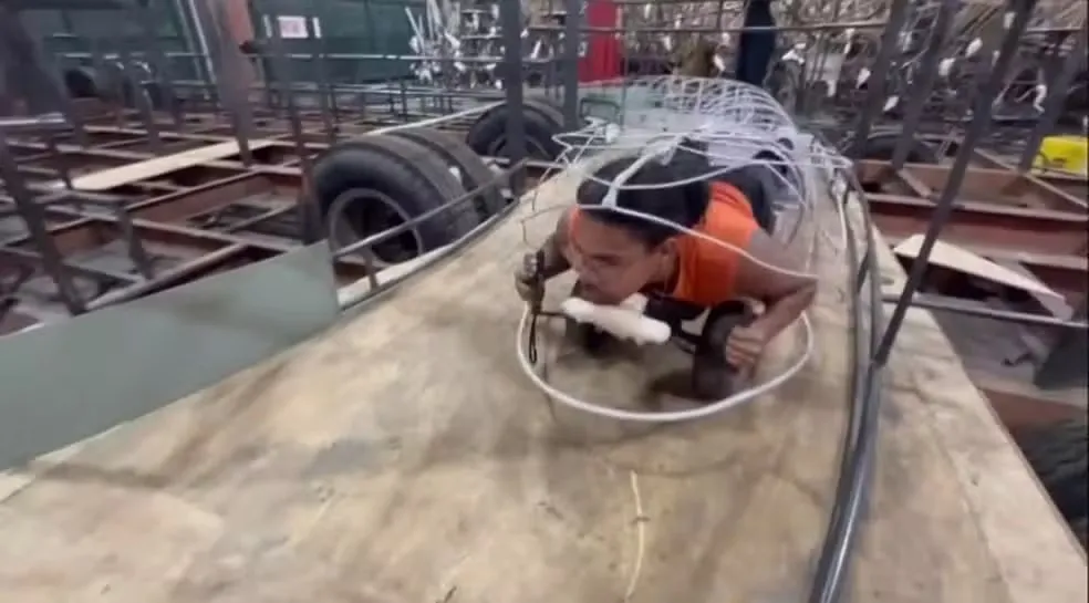 Bailarino mostra preparação para desfile com a fantasia