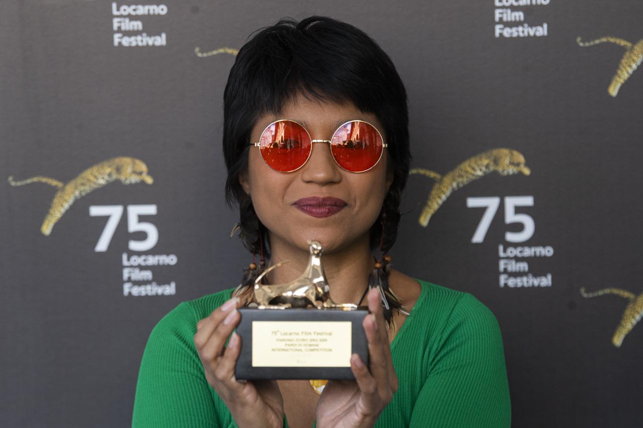 No Festival de Locarno de 2022, o curta 'Soberane' venceu o prêmio de Melhor Curta Internacional; na foto, Wara segurando o troféu conquistado no evento