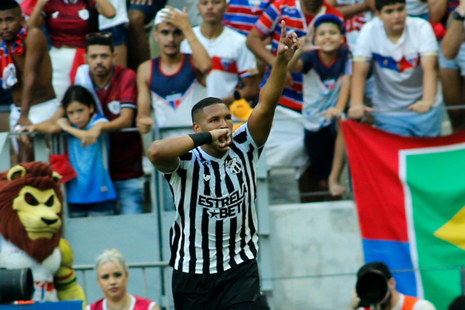 Matheus Felipe comemora gol marcado pelo Ceará