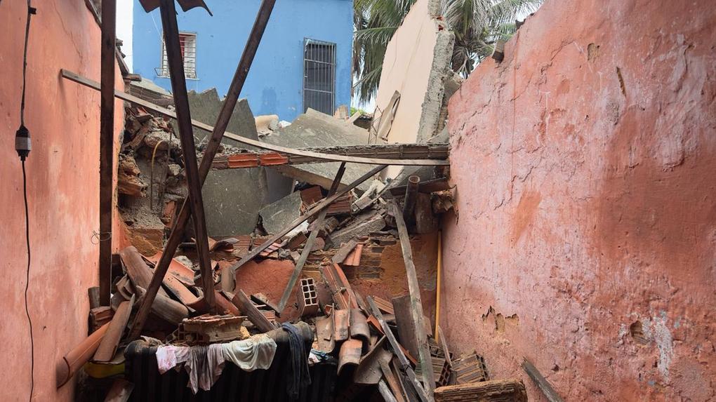 Situação de uma das casas após desabamento em Fortaleza