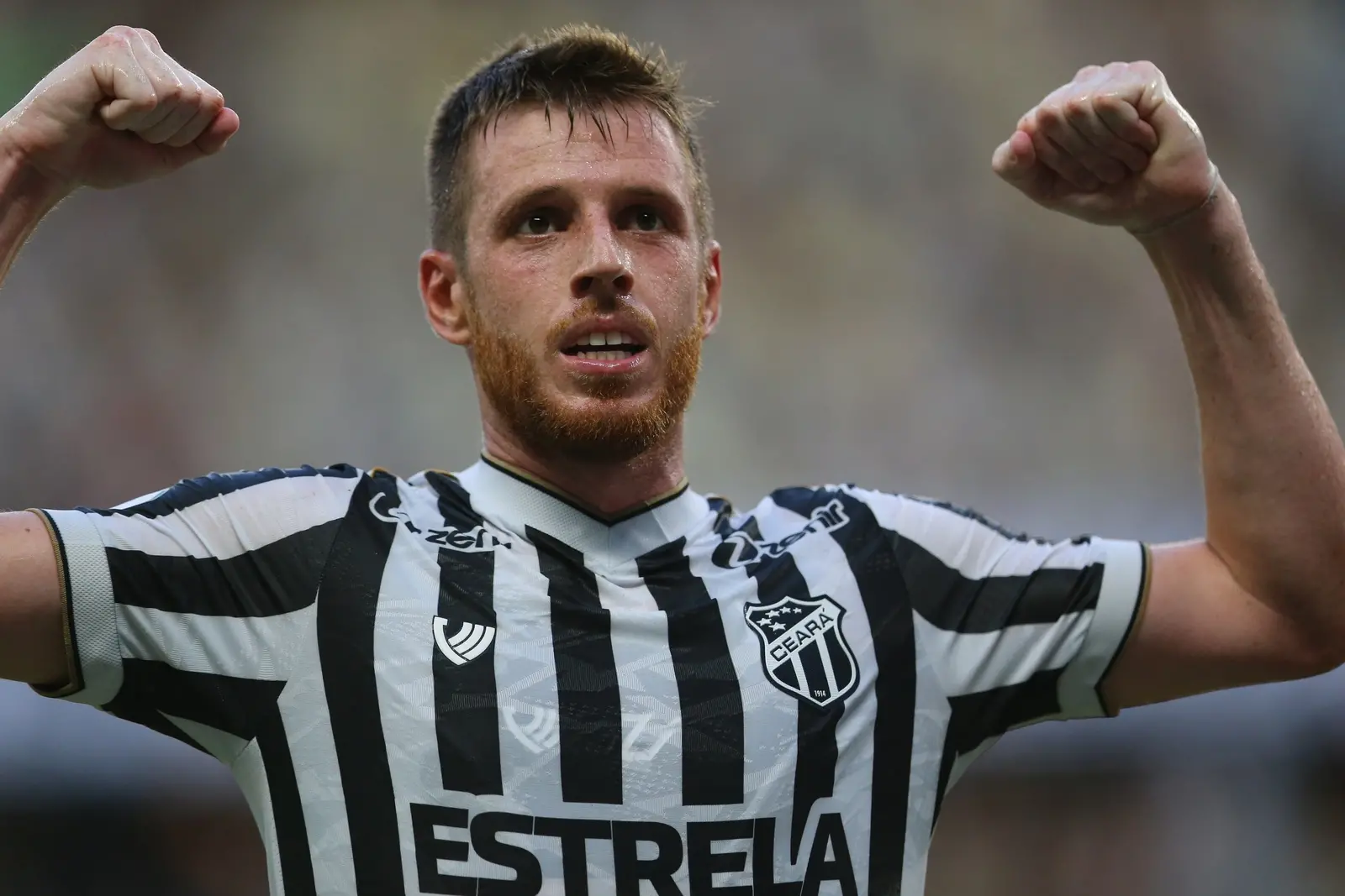 Aylon comemora gol pelo Ceará