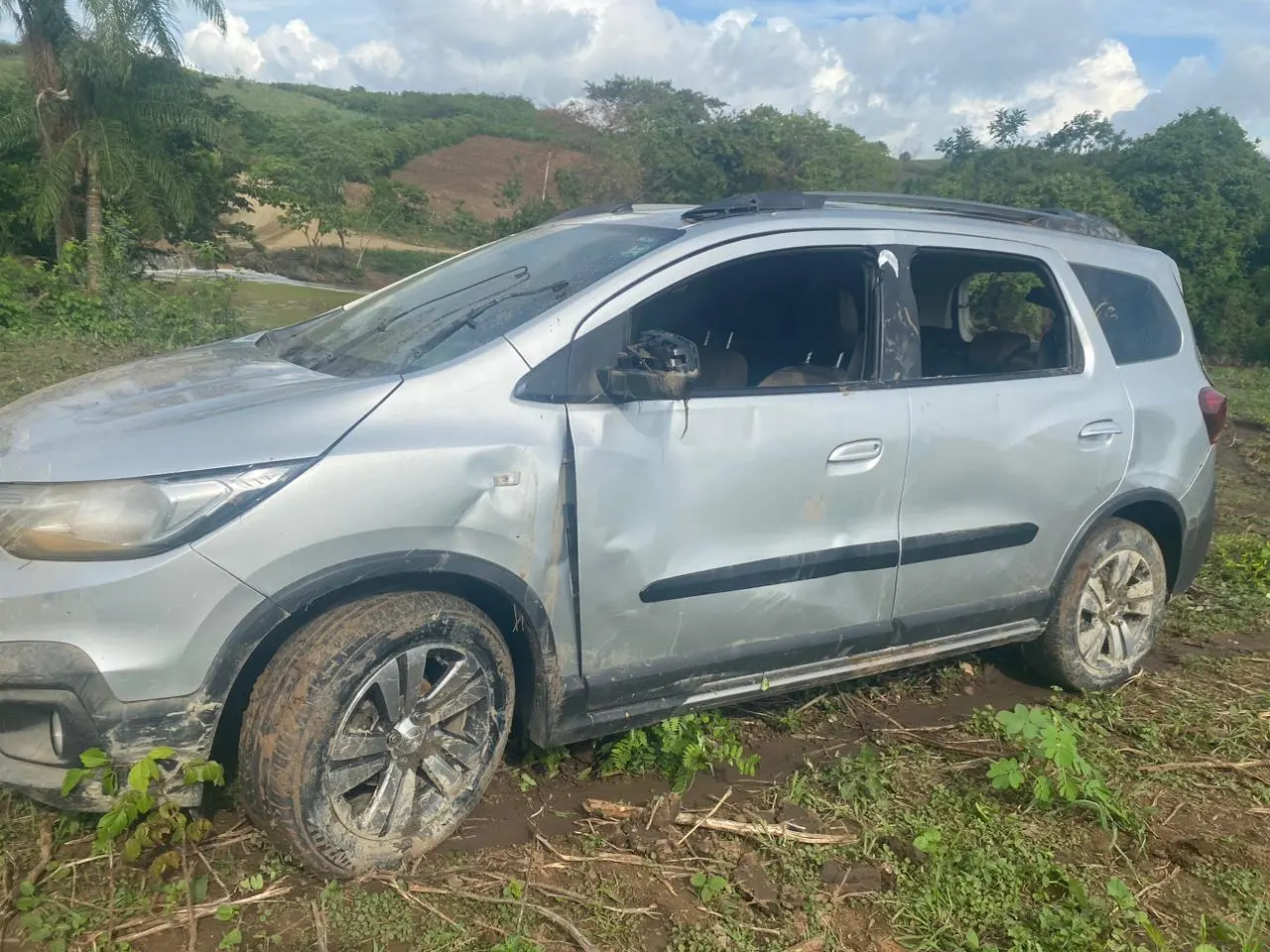 Carro em que cantora Marcinha Sousa e o marido morreram afogados ao caírem em rio