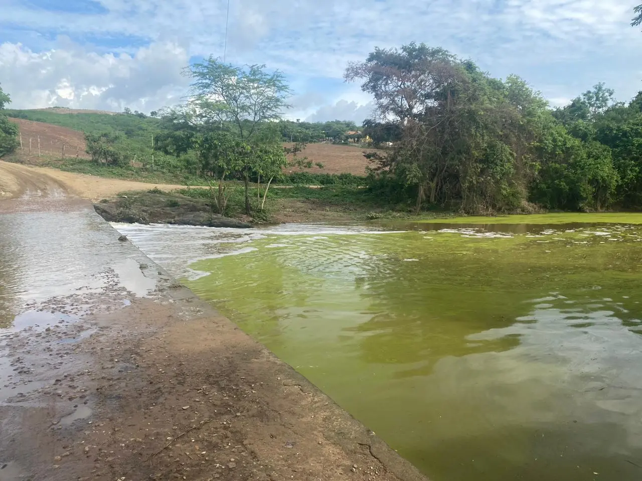 Passagem molhada sobre um rio da cidade de Jardim