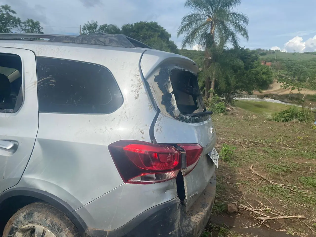 Carro em que cantora Marcinha Sousa e o marido morreram afogados ao caírem em rio