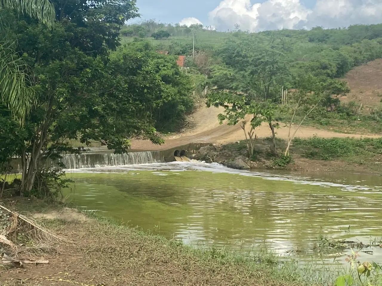 Passagem molhada sobre um rio da cidade de Jardim