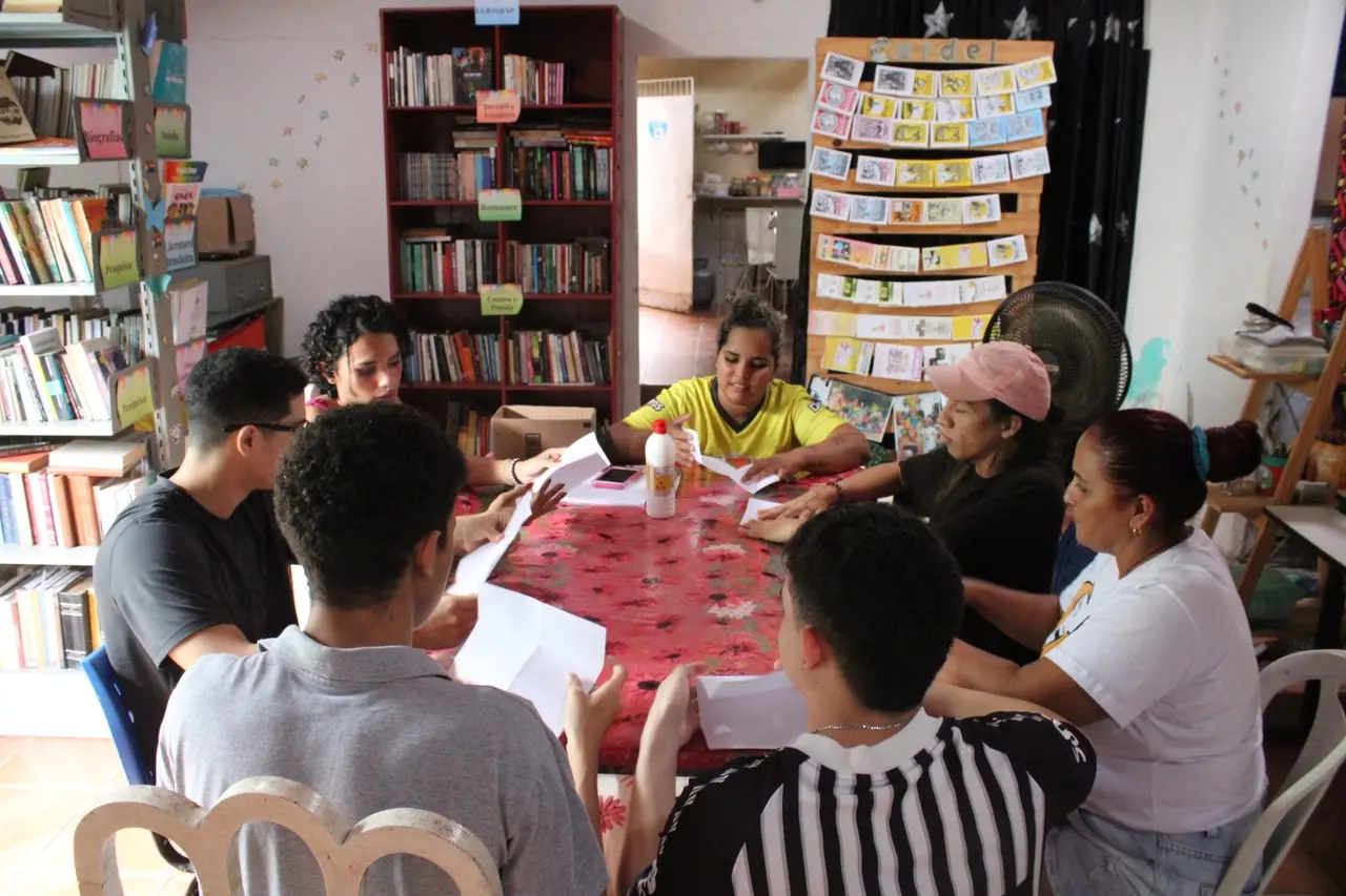 Biblioteca LGBTQIA+ Arte de Amar atua no bairro Curió, em Fortaleza