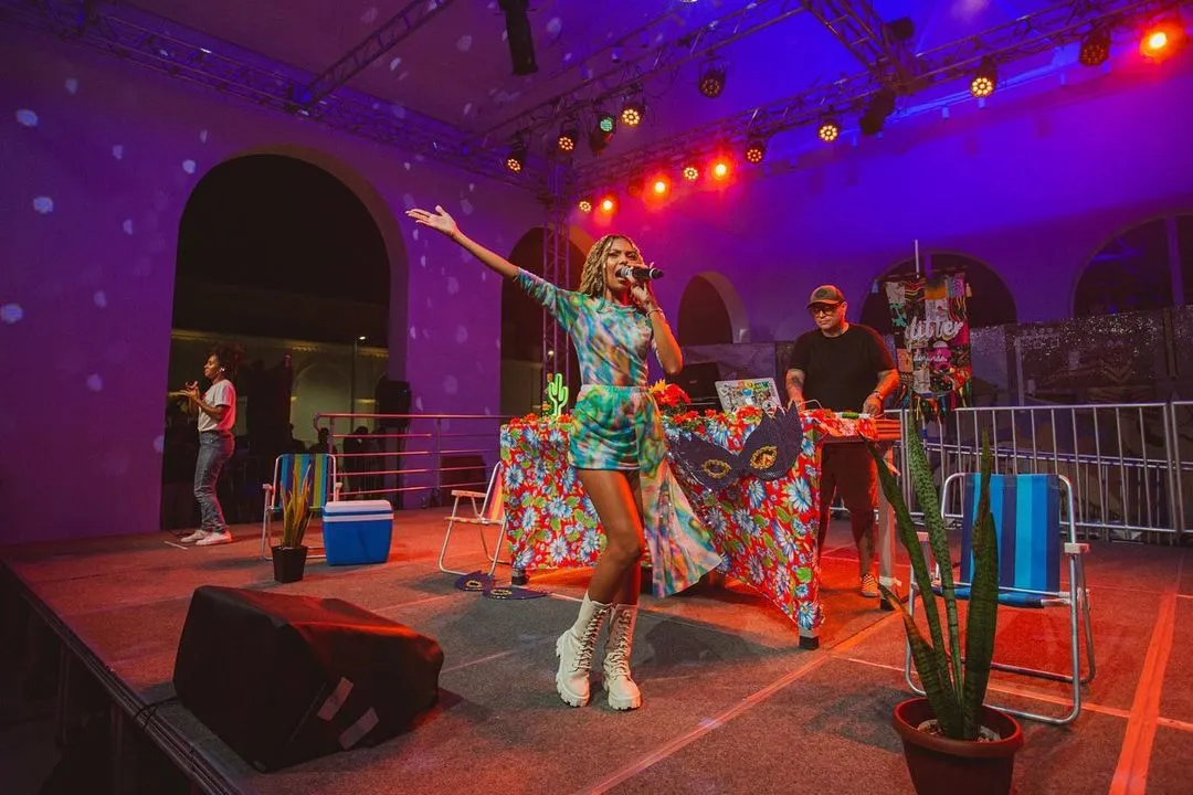 Destaque em festas da noite de Fortaleza, Vanessa A Cantora mistura referências de forró das antigas e pop