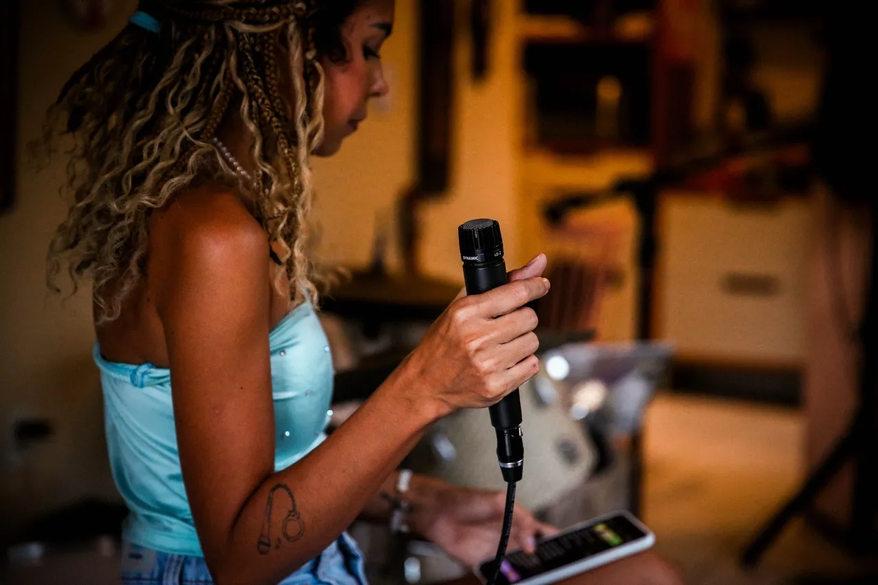 De microfone de brinquedo na infância aos grandes eventos, Vanessa A Cantora tem trajetória marcada pela música